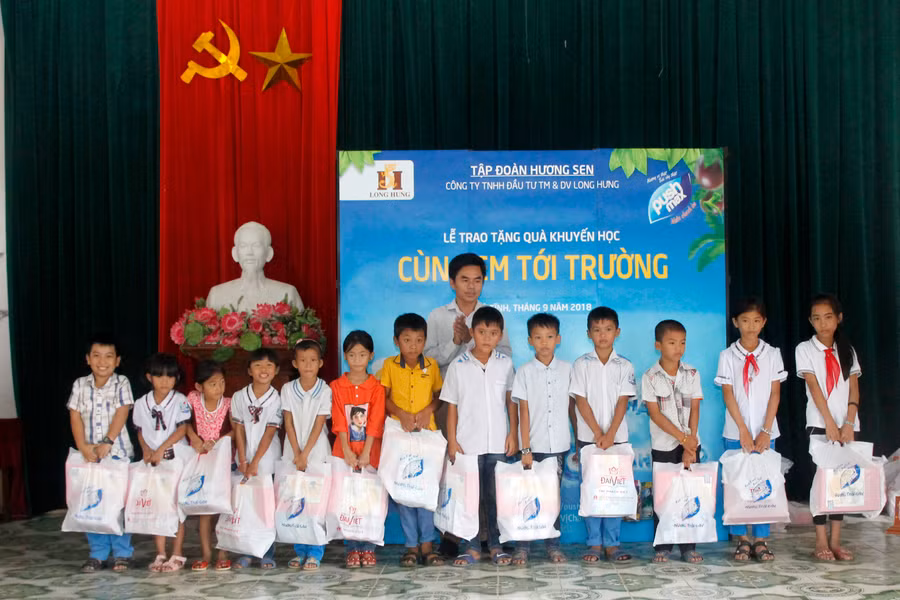 Phó chủ tịch UBND xã Cẩm Trung, Hà Tĩnh trao quà cho các em nhỏ