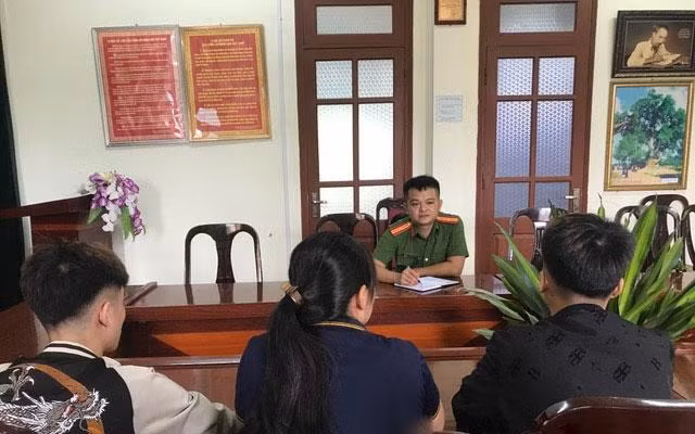 Chị D. cùng 2 người con (nạn nhân bị lừa bán sang Campuchia) làm việc với cơ quan công an.