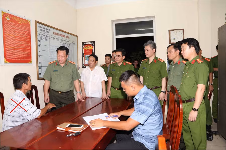 Lãnh đạo Công an tỉnh Hà Nam và lãnh đạo UBND huyện Thanh Liêm trực tiếp chỉ đạo các lực lượng lấy lời khai đối tượng Nguyễn Văn Lâm (dấu x).