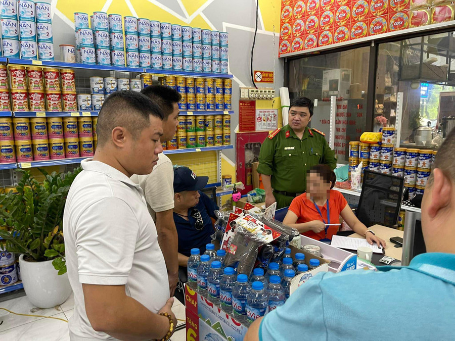 Lực lượng chức năng tiến hành làm việc với đại diện cửa hàng tiện ích. Lực lượng chức năng tiến hành làm việc với đại diện cửa hàng tiện ích.