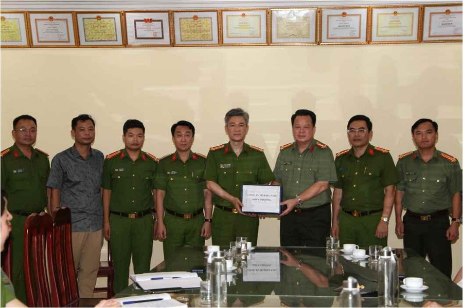 Đại tá Nguyễn Quốc Hùng, Giám đốc Công an tỉnh Hà Nam trao thưởng cho Công an huyện Thanh Liêm.