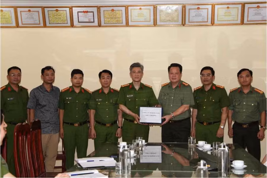 Đại tá Nguyễn Quốc Hùng, Giám đốc Công an tỉnh Hà Nam trao thưởng cho Công an huyện Thanh Liêm.