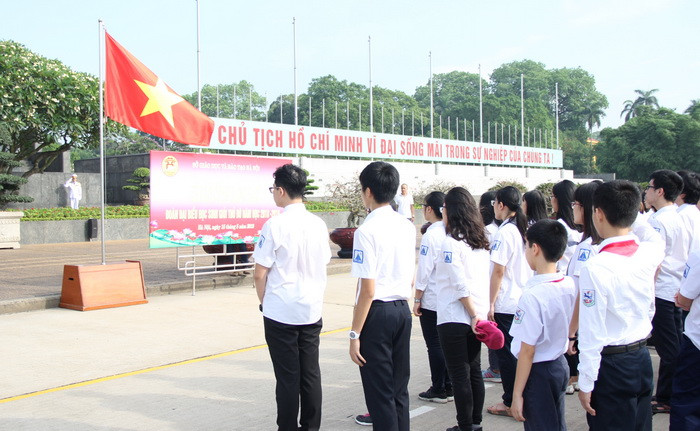 Đoàn học sinh nghiêm trang kính cẩn dâng lên Người thành tích học tập của minh Đoàn học sinh nghiêm trang kính cẩn dâng lên Người thành tích học tập của minh