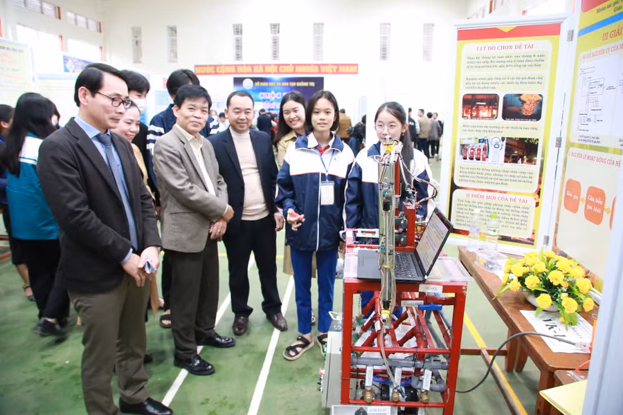 Lãnh đạo Sở GD&ĐT tham quan các đề tài nghiên cứu của học sinh.