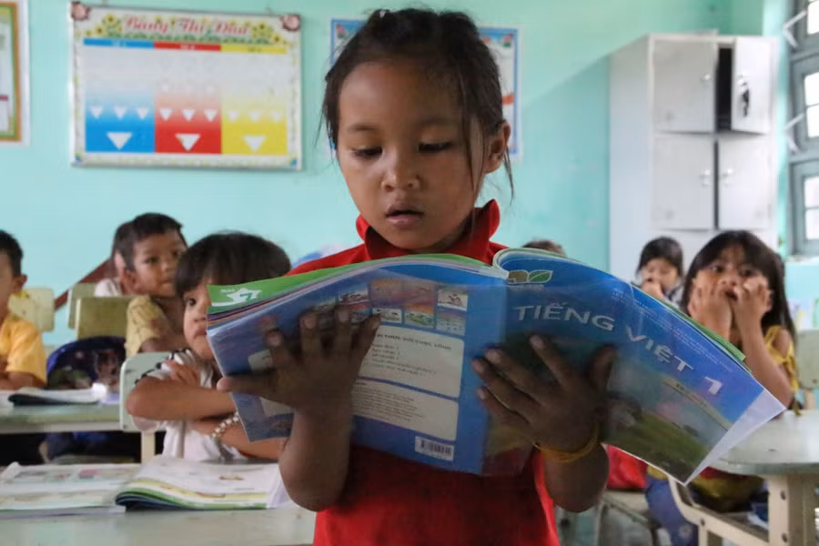 Học sinh lớp 1 tại Kon Tum sẵn sàng cho chương trình SGK lớp 2 mới.