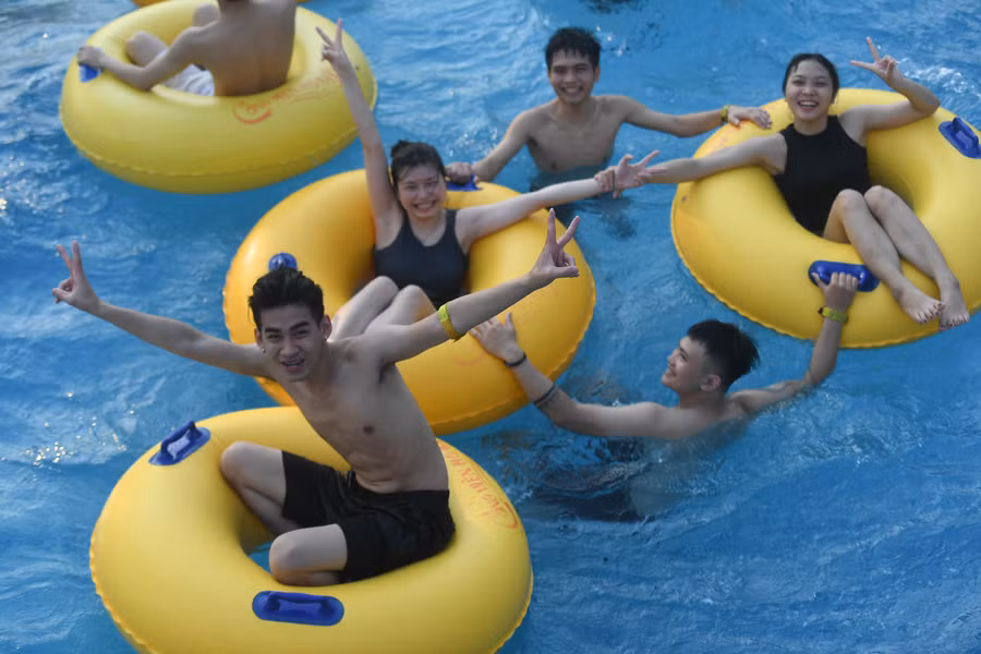 Theo ghi nhận, Công viên nước Hồ Tây thu hút hàng nghìn lượt khách, dù thời tiết ngày hôm nay đã đỡ nóng hơn hôm trước.