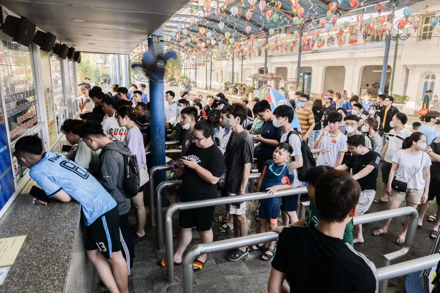 Đây cũng là đợt nắng nóng gay gắt nhất từ đầu mùa với nền nhiệt hơn 38 độ C, thời tiết Hà Nội oi bức, khó chịu.