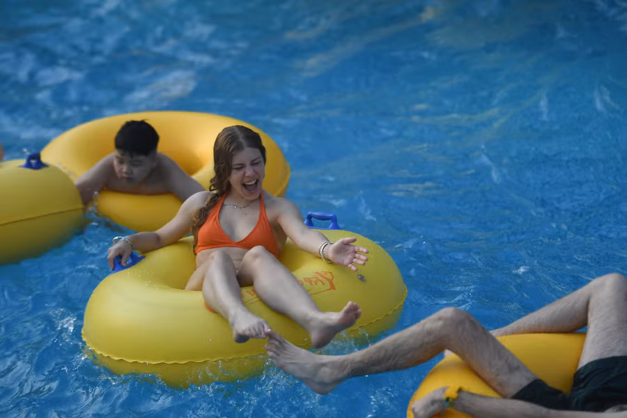 Không chỉ có người dân Thủ đô, nhiều du khách nước ngoài cũng đến đây tắm giải nhiệt.