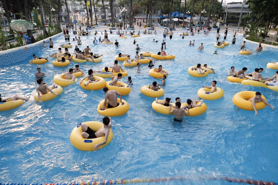 Những địa điểm như công viên nước, bể bơi trong nhà đang là điểm đến lý tưởng để người dân Thủ đô giải nhiệt mùa hè.