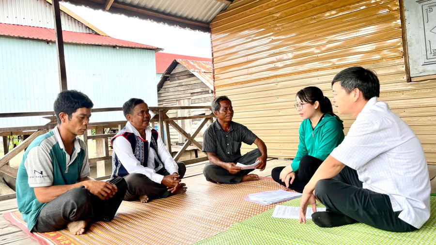 Các cấp chính quyền thường xuyên tuyên truyền, giúp đỡ người dân phát triển kinh tế nhằm thoát khỏi đói nghèo.