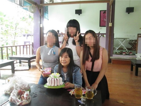 Nữ sinh 21 tuổi mang khuôn mặt bà lão 80 tuổi mong muốn một lần làm con gái - Ảnh 4 Nu sinh 21 tuoi mang khuon mat ba lao 80 tuoi mong muon mot lan lam con gai - Anh 4