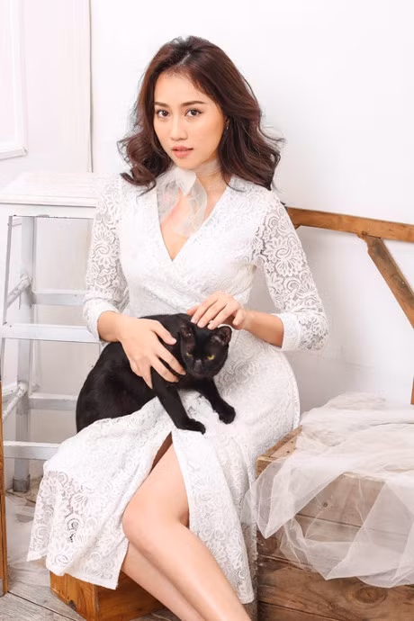 Hot girl Lona Huynh dien vay tre nai goi cam - Anh 7