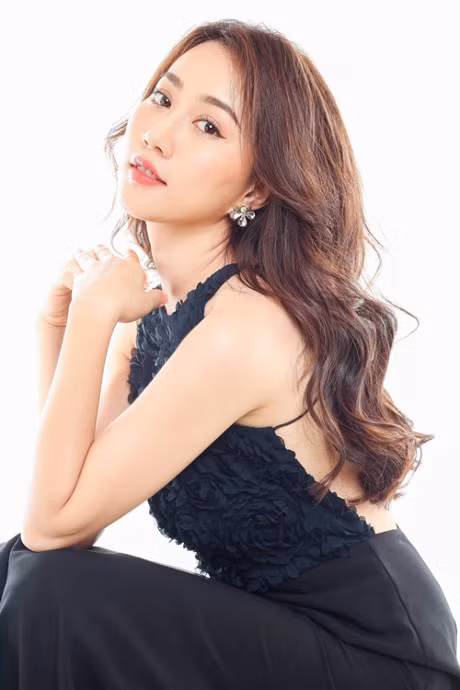 Hot girl Lona Huynh dien vay tre nai goi cam - Anh 11