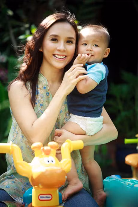 Nhung cap doi chenh lech tuoi dang kinh ngac trong showbiz Viet - Anh 9