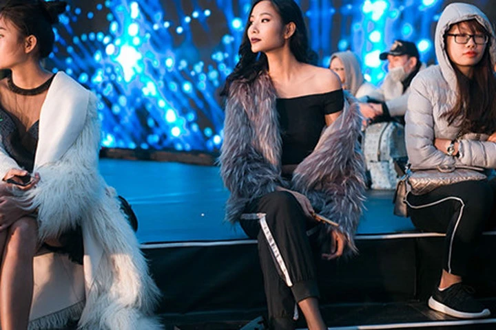 Mâu Thủy, Hoàng Thùy mặc gợi cảm tập catwalk giữa trời đông Hà Nội