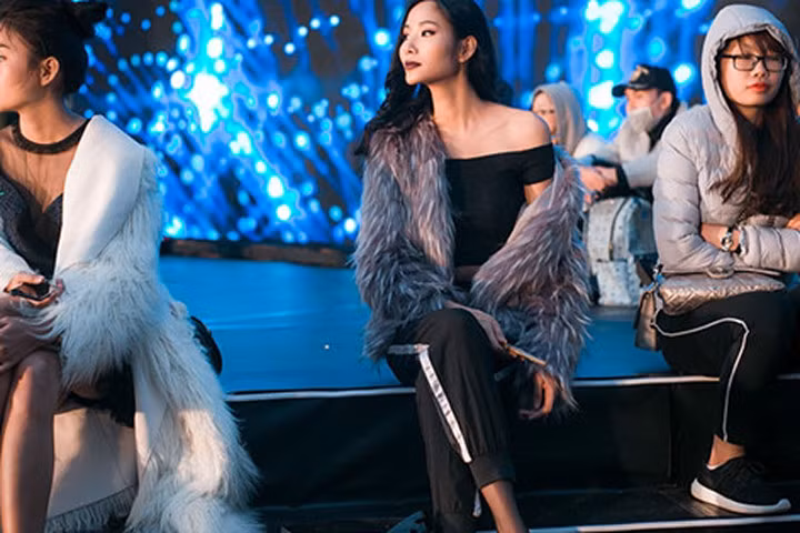 Mâu Thủy, Hoàng Thùy mặc gợi cảm tập catwalk giữa trời đông Hà Nội