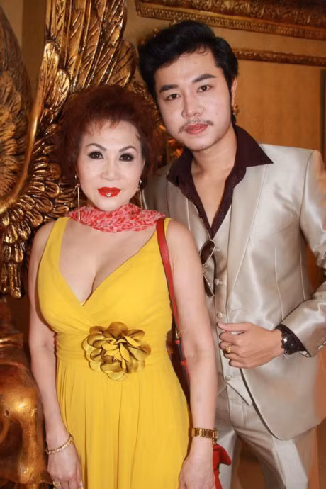 Nhung cap doi chenh lech tuoi dang kinh ngac trong showbiz Viet - Anh 5