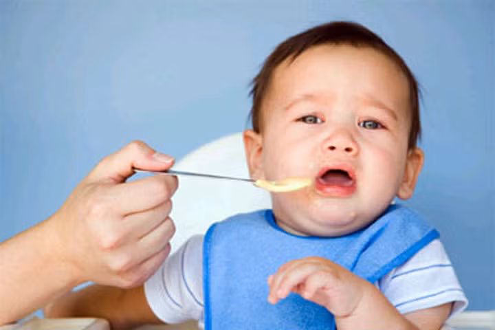 Bé không chịu ăn bột dặm mẹ phải làm sao?