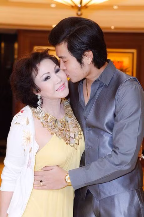 Nhung cap doi chenh lech tuoi dang kinh ngac trong showbiz Viet - Anh 6