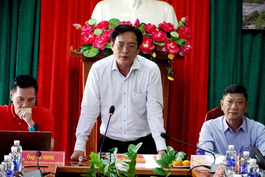 Ông Dương Quang Phục, Chủ tịch UBND huyện Sa Thầy thông tin trong buổi họp báo.