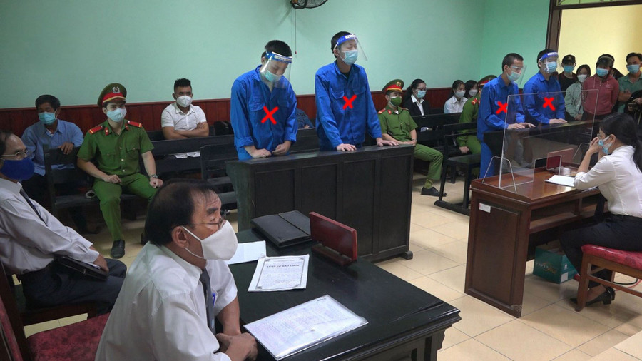 Các bị cáo tại phiên toà xét xử.