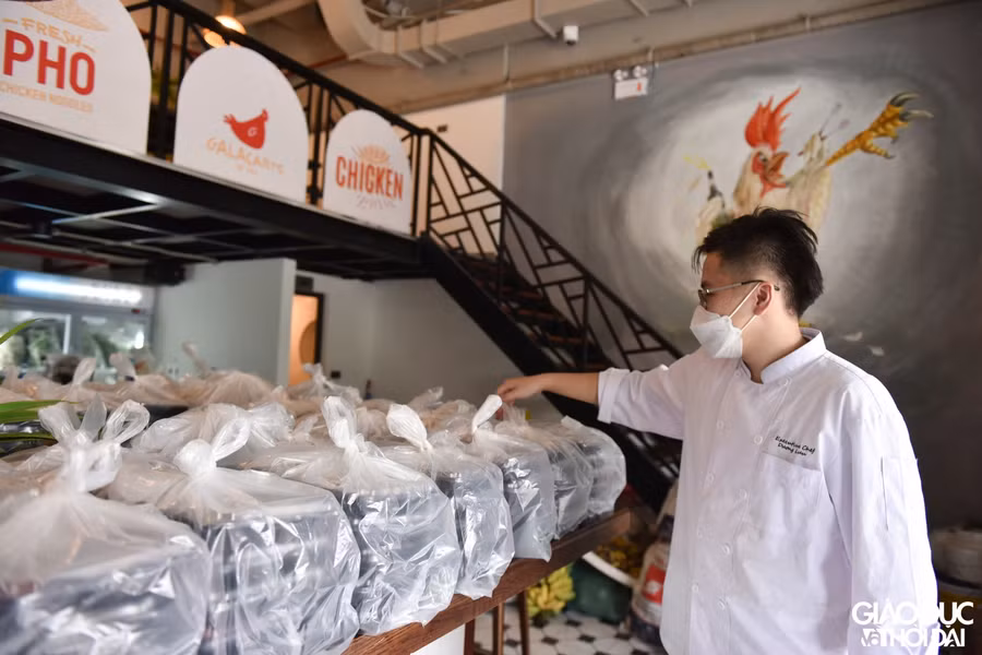 Đều đặn hàng ngày, từ Bếp ăn của chương trình đặt tại các điểm trên địa bàn các quận, huyện, các bạn tình nguyện viên sẽ đóng hộp, sau đó khoảng 3.500 suất ăn sẽ nhanh chóng được Câu lạc bộ Xe bán tải địa hình Việt Nam PVC chở đến hơn 20 địa điểm đã được đăng ký trước, phối hợp với các cơ sở Đoàn trao tới tận tay những người nhận khi vẫn còn đang nóng.