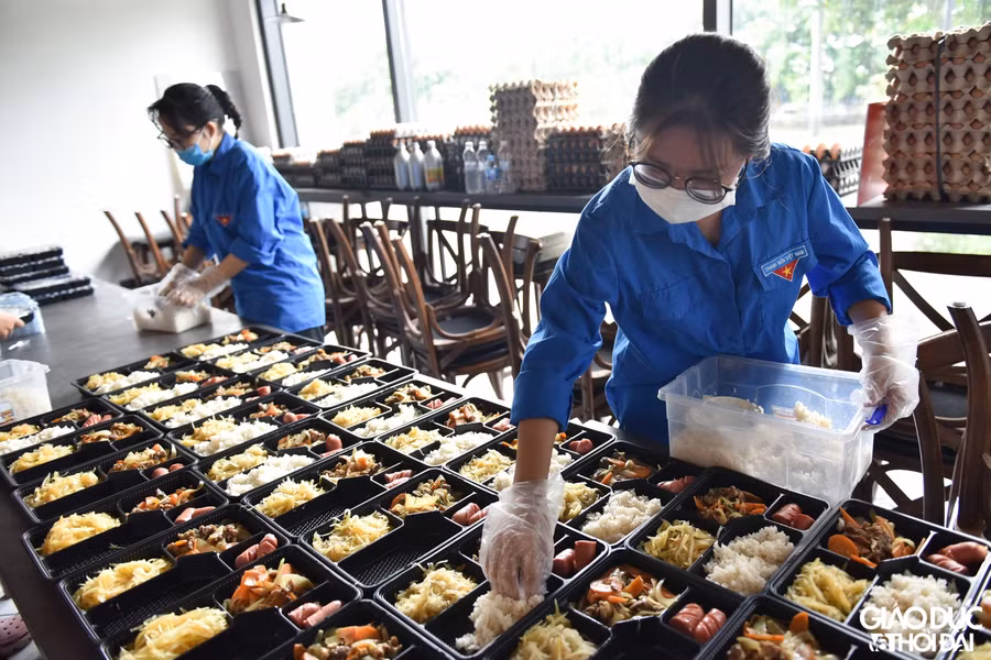 Được biết, mục tiêu ở giai đoạn 3: “Triệu bữa cơm – Tấm lòng doanh nghiệp trẻ Hà Nội”, Hội Doanh nghiệp trẻ Hà Nội sẽ huy động 50.000 suất ăn để hỗ trợ bà con nghèo, lao động tự do, người lao động bị mất việc làm hay sinh viên bị mắc kẹt tại Thành phố.