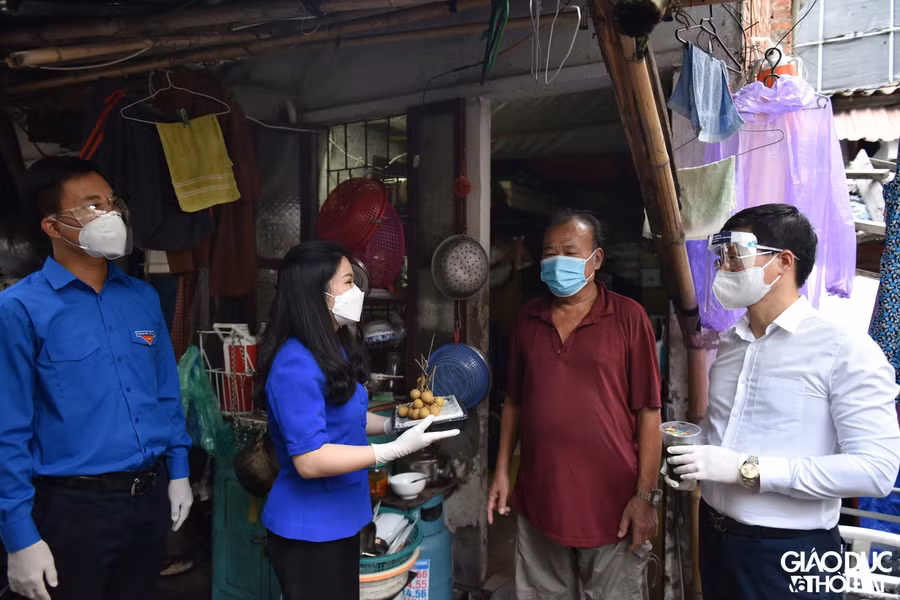 “Triệu bữa cơm – Tấm lòng doanh nghiệp trẻ Hà Nội” là chương trình do Hội Doanh nghiệp trẻ Hà Nội phối hợp với Thành đoàn – Hội Liên hiệp Thanh niên TP Hà Nội triển khai từ ngày 23/8 đến 6/9.