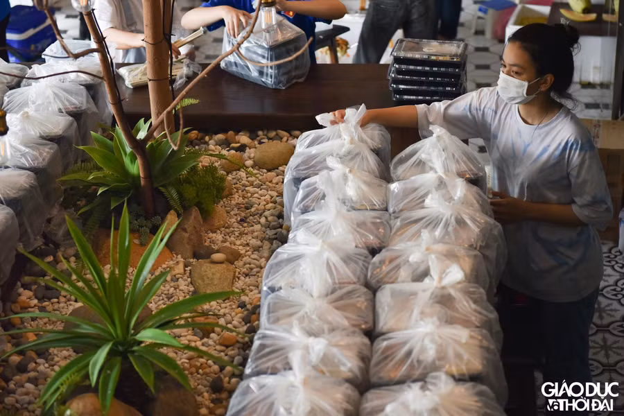 Mỗi suất cơm được đóng gói cẩn thận, hợp vệ sinh an toàn thực phẩm.