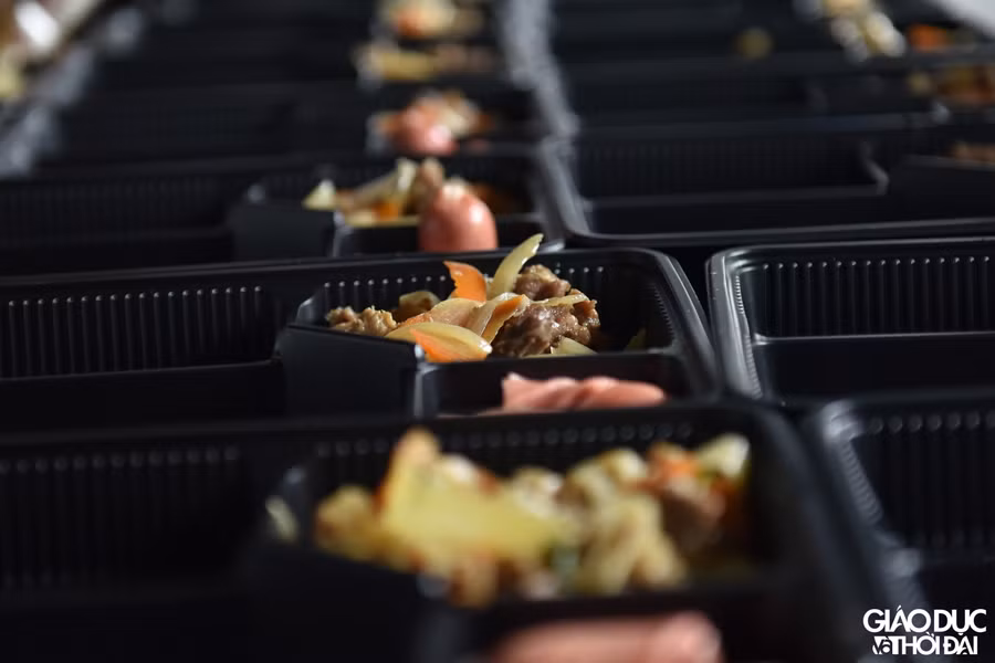 Ngay từ rất sớm, những tình nguyện viên đã có mặt tại những điểm nấu cơm để chuẩn bị những suất cơm trong ngày.