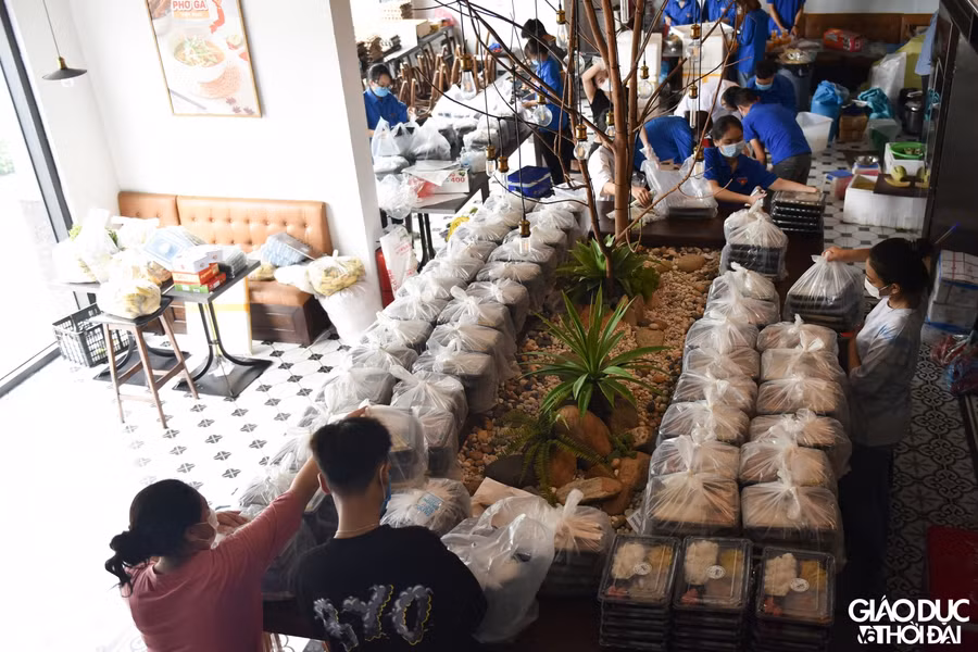 “Triệu bữa cơm – Tấm lòng doanh nghiệp trẻ Hà Nội” trao tận tay người dân có hoàn cảnh khó khăn ảnh 3