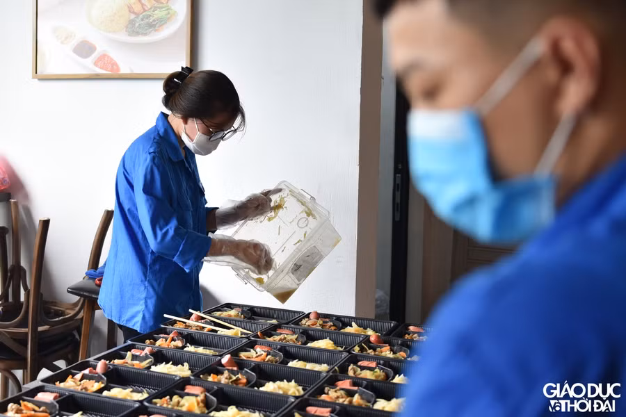 Ngay khi nấu xong đồ ăn sẽ được chia vào từng khay và đóng gói.