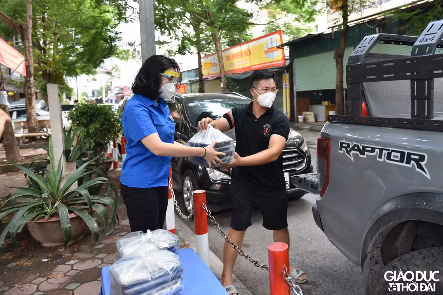 “Triệu bữa cơm – Tấm lòng doanh nghiệp trẻ Hà Nội” trao tận tay người dân có hoàn cảnh khó khăn ảnh 13