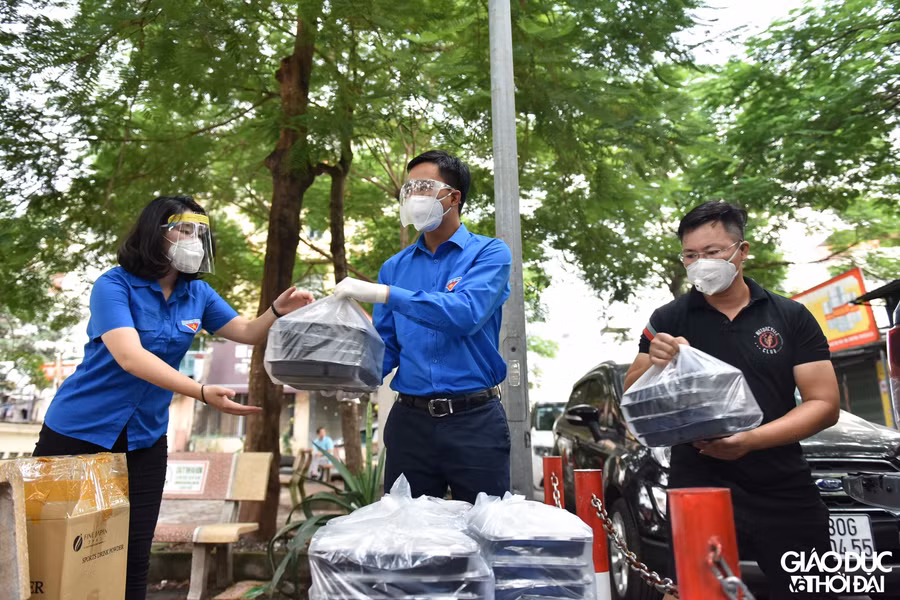 Những suất cơm được chuyển đến tận nơi có những hoàn cảnh khó khăn tại Hà Nội.