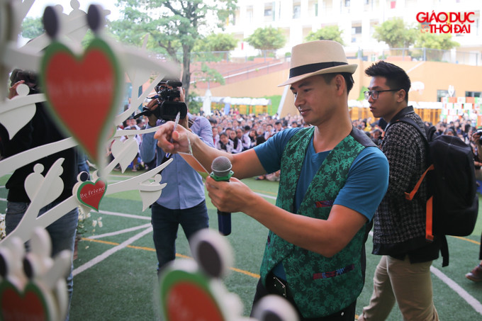 Đại sứ dự án NSƯT Xuân Bắc ký tên cam kết gắn lên cây " Be Friend".