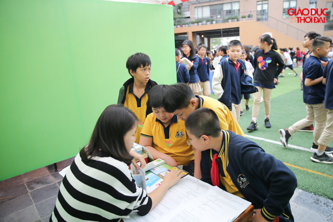 Ngay khi kết thúc lễ tổng kết, những gian tư vấn đã thu hút rất nhiều các bạn học sinh.
