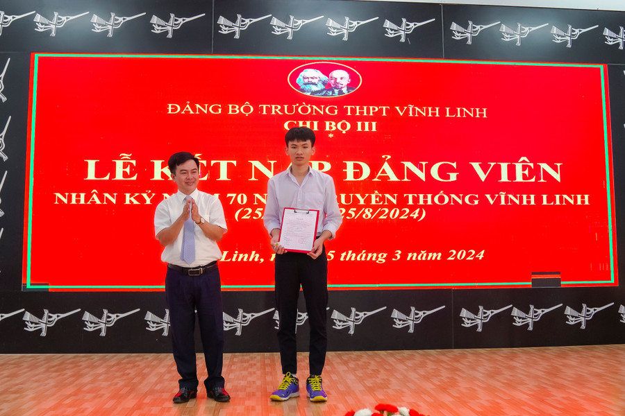 Đến nay, có 6 học sinh Trường THPT Vĩnh Linh được kết nạp Đảng. Đến nay, có 6 học sinh Trường THPT Vĩnh Linh được kết nạp Đảng.