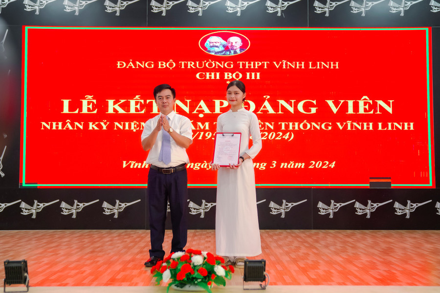 Ông Trần Nhật Quang, Bí thư Huyện ủy Vĩnh Linh trao quyết định kết nạp Đảng cho học sinh. Ông Trần Nhật Quang, Bí thư Huyện ủy Vĩnh Linh trao quyết định kết nạp Đảng cho học sinh.