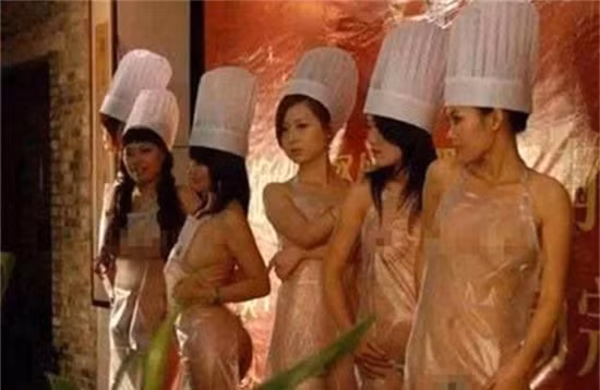 Khai trương nhà hàng bằng dàn người mẫu trần trụi