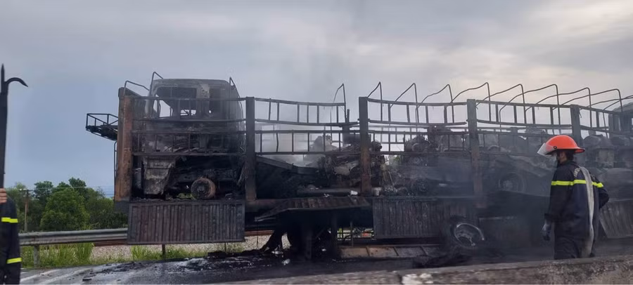 Toàn bộ phần sau xe bị thiêu rụi.