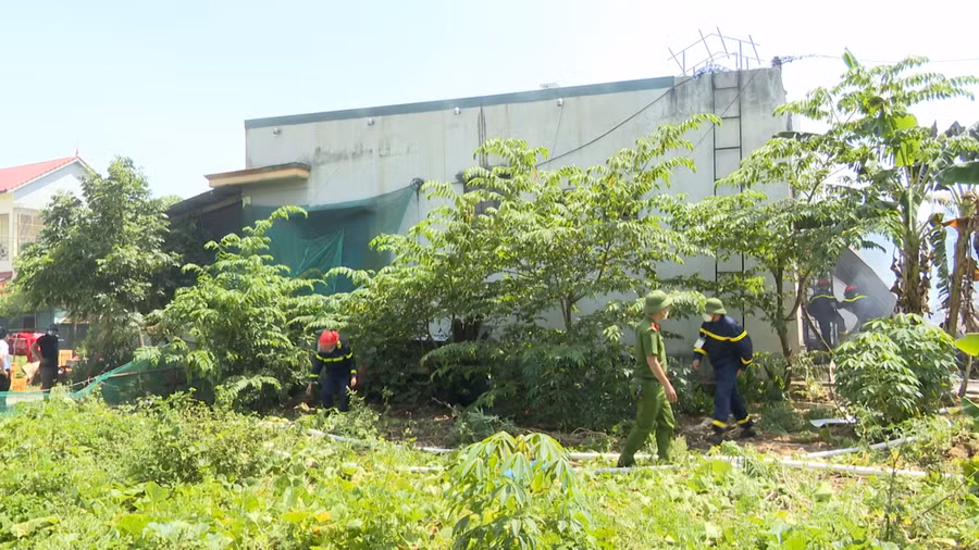 Lực lượng chức năng tiếp cận hiện trường vụ cháy.