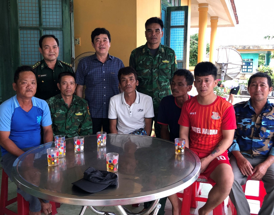 Lãnh đạo huyện Cồn Cỏ thăm hỏi, động viên các ngư dân.