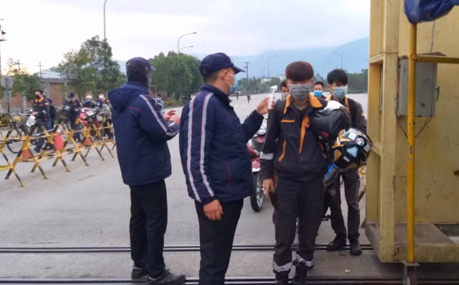 Siết chặt công tác phòng chống dịch Covid-19 bệnh ngay tại cổng