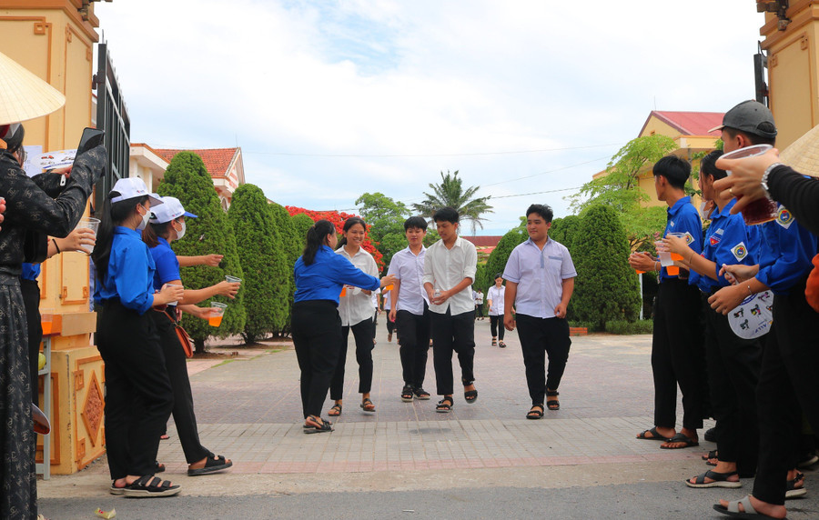 Đội tình nguyện viên hỗ trợ thí sinh tại điểm Trường THPT Nguyễn Bỉm Khiêm. Đội tình nguyện viên hỗ trợ thí sinh tại điểm Trường THPT Nguyễn Bỉm Khiêm.