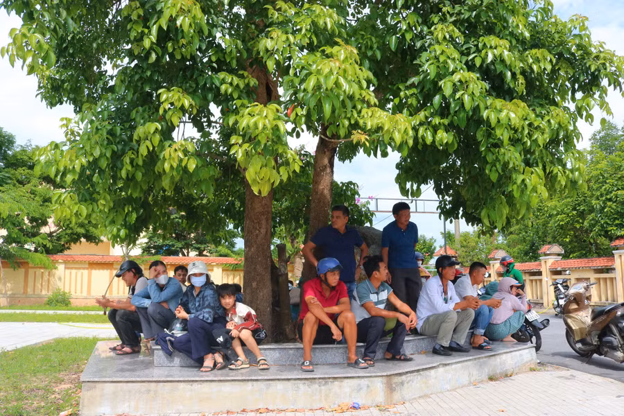 Nhiều phụ huynh nán lại điểm thi để đợi tin tức thi cử của con.