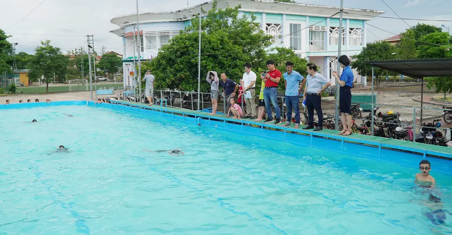 Khai giảng lớp dạy bơi miễn phí cho học sinh.