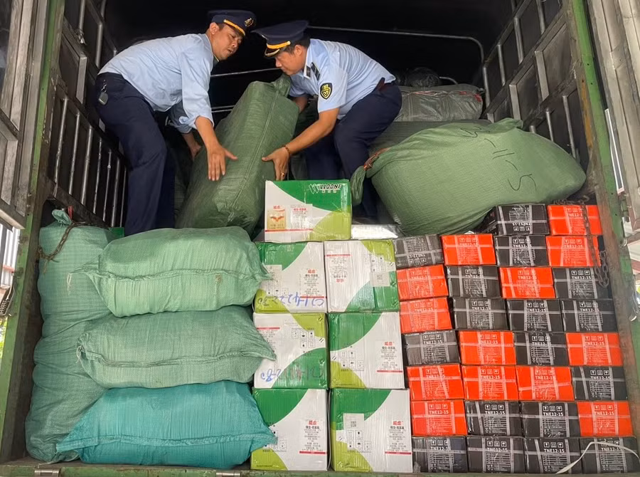 Lực lượng chức năng xử lý hàng hóa không rõ nguồn gốc.