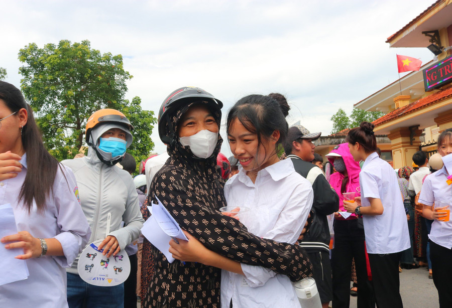 Phụ huynh vui sướng khi nghe con mình thông báo làm bài tốt. Phụ huynh vui sướng khi nghe con mình thông báo làm bài tốt.