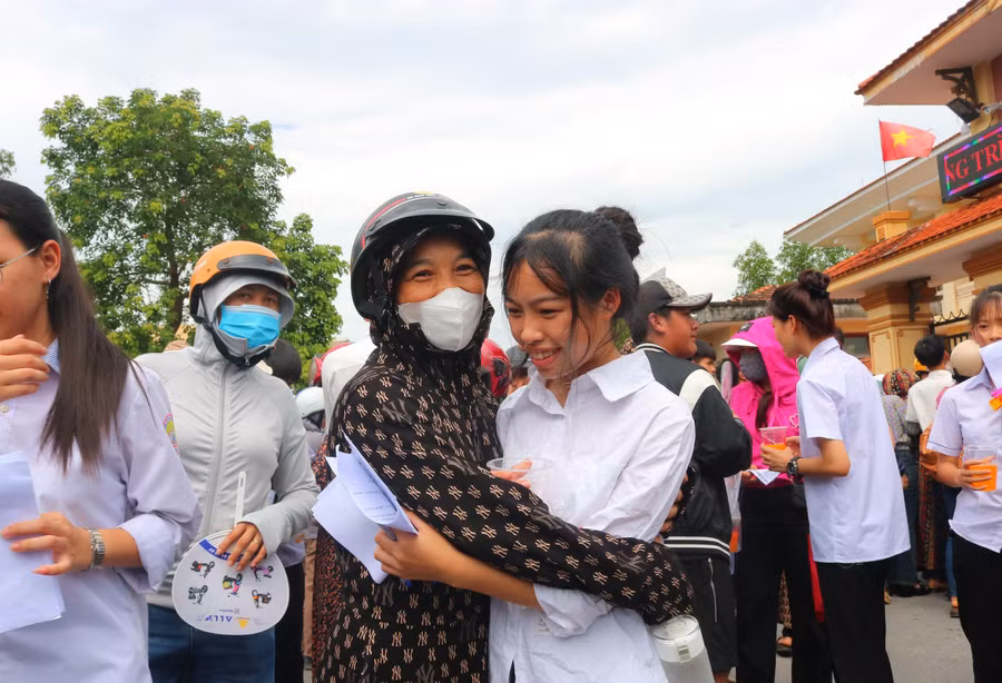 Phụ huynh vui sướng khi nghe con mình thông báo làm bài tốt.