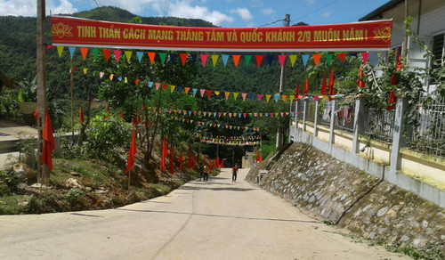 Đường vào Trường Phổ thông dân tộc bán trú THCS Thanh Xuân được trang hoàng đẹp mắt